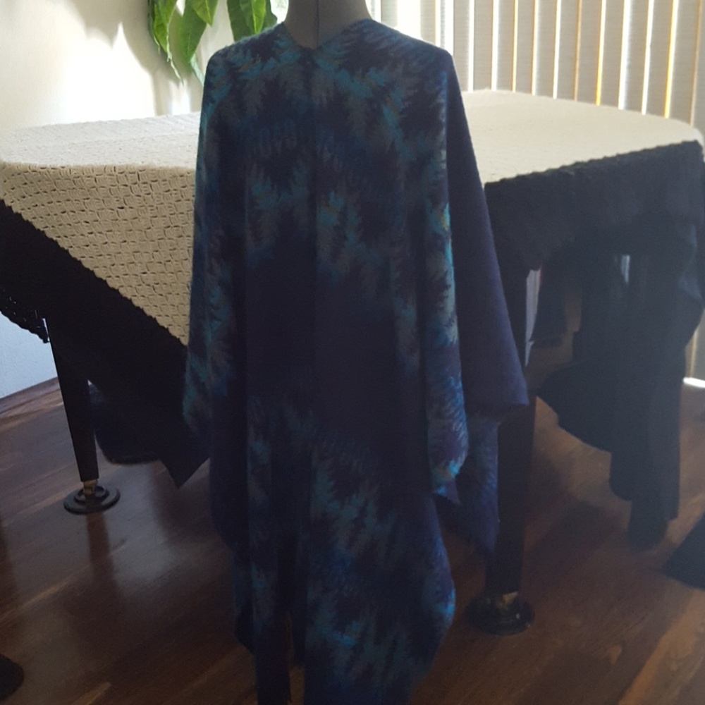 Poncho. - Picture 2 of 6
